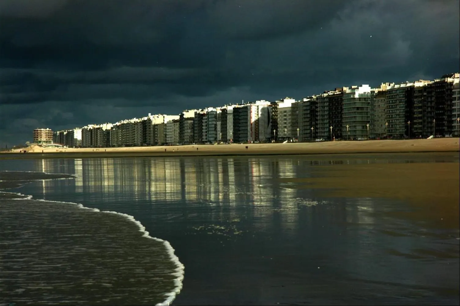 Caravan Aan Zee Arnani Middelkerke Belgium